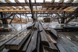 Combles d'une maison ancienne, accessibles à un petit carnivore Charpente en bois d'un comble non aménagé sous une toiture ancienne