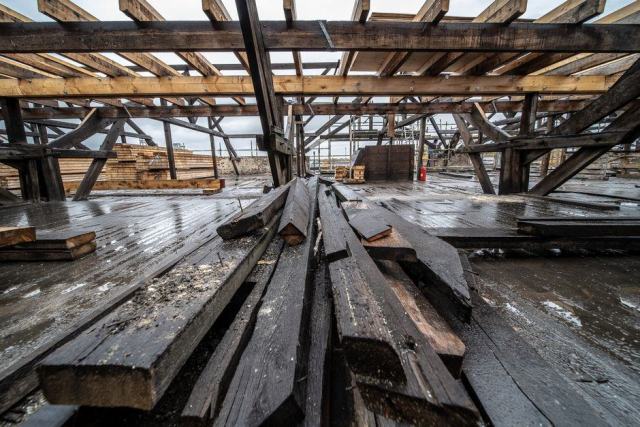 Charpente en bois d'un comble non aménagé sous une toiture ancienne